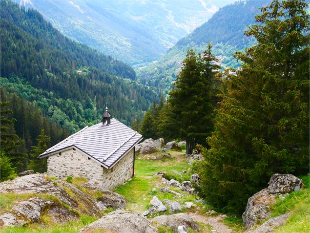 Vue sur la Chapelle de Plan des Mains - G. Kiener