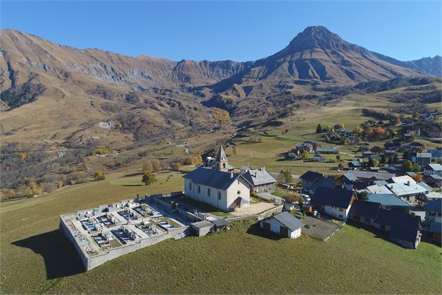 vue général-église St Michel d'Albiez-Montrond - Vincent Jacques- Drône de regard