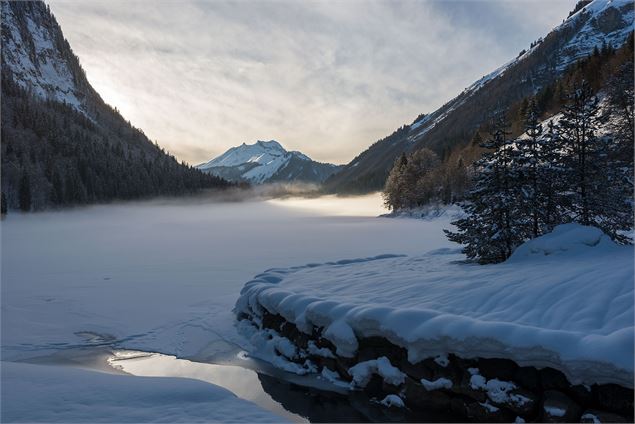 Lac de Montriond sous la neige - Yvan Tisseyre / OT Vallée d'Aulps