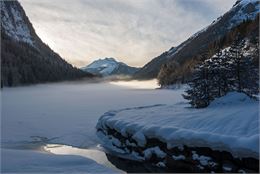 Lac de Montriond sous la neige - Yvan Tisseyre / OT Vallée d'Aulps