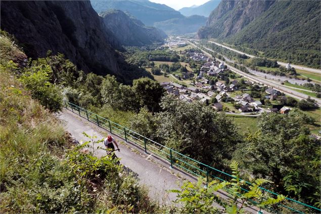 Vue sur la vallée depuis les lacets de Montvernier - OTICœurdemaurienne