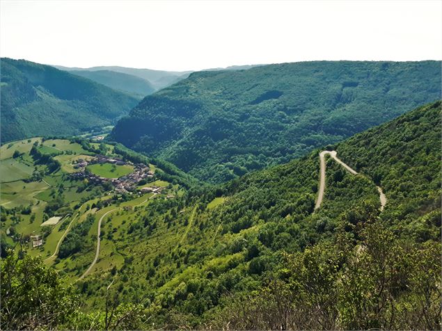 Vue sur Oncieu et l'Albarine depuis la croix d'Evosges - S.Megani