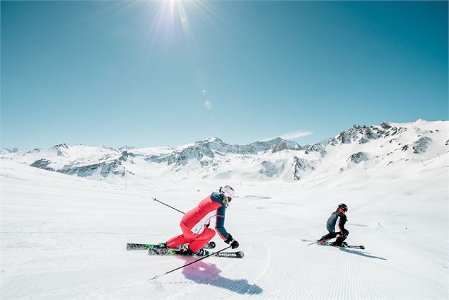 Deux skieurs sur la piste bleue Palafour du domaine relié Tignes - Val d'Isère - andyparant.com