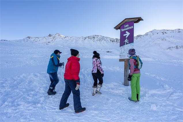 Personnes devant le panneau de démarrage de l'itinéraire piétons - Kina photo