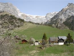 Vue sur le village et le Massif de la Tournette - Nicole Tissot