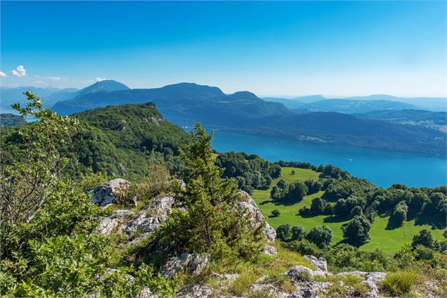 Vue sur le Lac du Bourget après le col - © Savoie Mont Blanc - Lansard