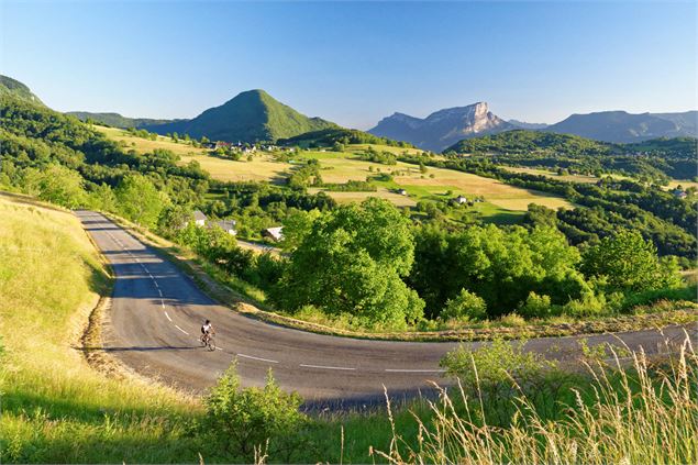 Ascension depuis Thoiry et vue sur le massif des Bauges - © Explore Savoie - Anglade
