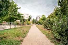 Chemin dans le parc - OT_Monts_du_Genevois_-_Brice_Souvansanouk