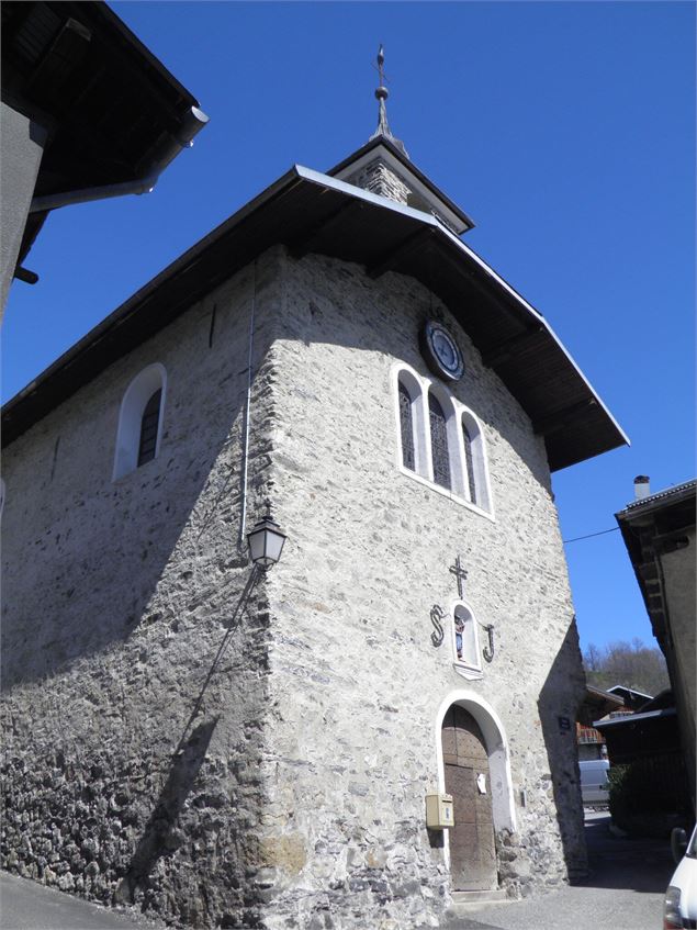Au coeur du village, la façade de la chapelle - RE - Fondation Facim