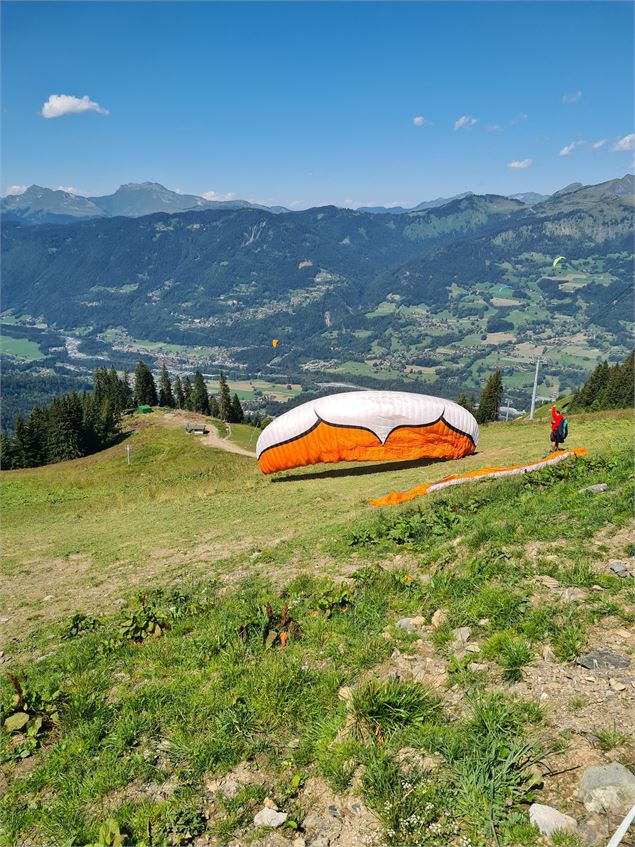 Décollage du plateau des Saix en été_Samoëns - Sandrine Office de tourisme de Samoens