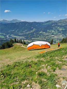 Décollage du plateau des Saix en été_Samoëns - Sandrine Office de tourisme de Samoens