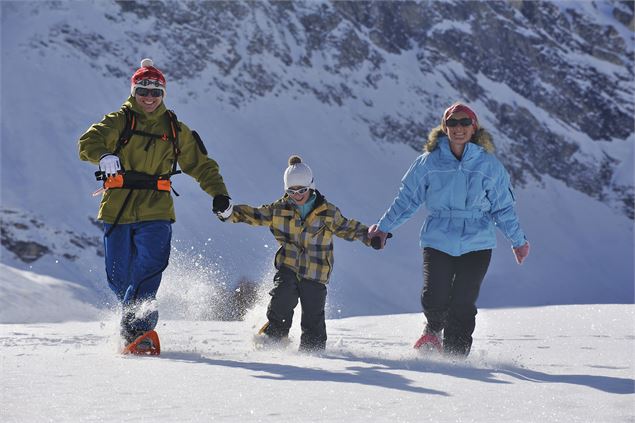 Une famille profite de la neige - Philippe Royer/Haute Tarentaise Tourisme