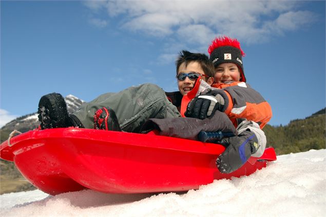 Enfants sur une luge