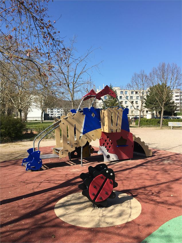 Aire de jeux place Charles de Gaulle - Dombes Côtière Tourisme