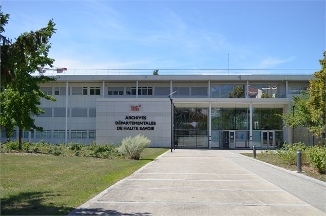 Entrée du bâtiment des Archives départementales de la Haute-Savoie à Annecy - Département de la Haut