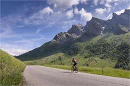Cycliste en direction du col des Aravis - ©SavoieMontBlanc-Bijasson