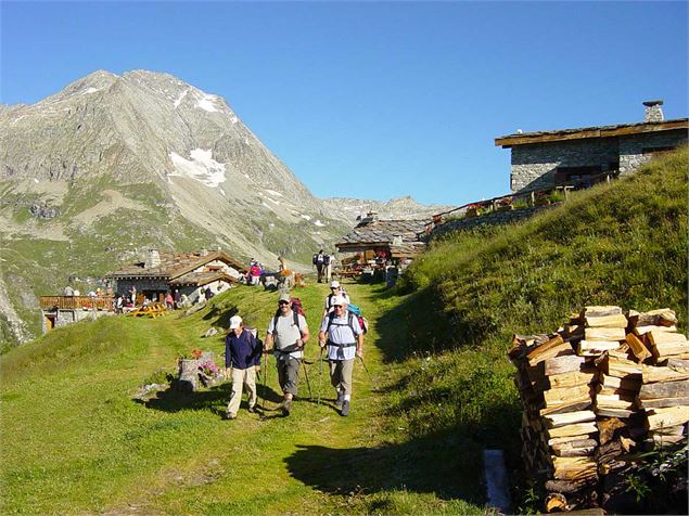 Randonneurs vers le refuge de Plan Sec - Aussois - Jl Rigaux - MO OT Aussois