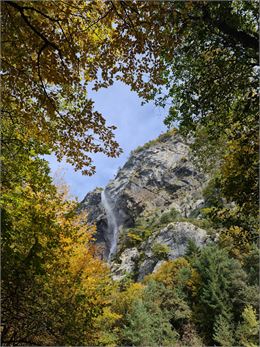 trouée sur la cascade d'Arpenaz en automne - Wendy Coulon