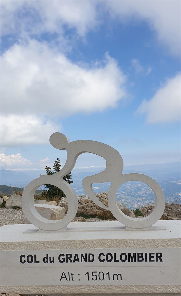 Stèle représentant un cycliste - signale le sommet du Grand Colombier - ©J.Leiritz