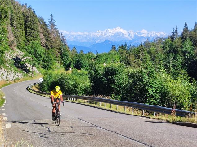 Cycliste montant le Col de la Faucille - ©AM.Barbe
