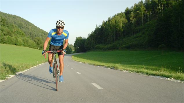 Cycliste dans la montée du col de portes à vélo depuis St rambert en Bugey - Aintourisme