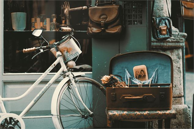 Aux Armes de Bonivard_Chambéry - Photo de Pixabay: https://www.pexels.com/fr-fr/photo/homme-en-bus-2