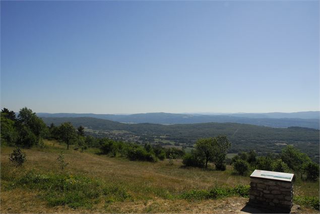 Panorama est à partir de Notre Dames des Conches - FFRandonnée Ain
