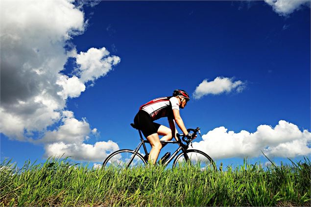 cycliste sur la montée du col - Pixabay / MabelAmber