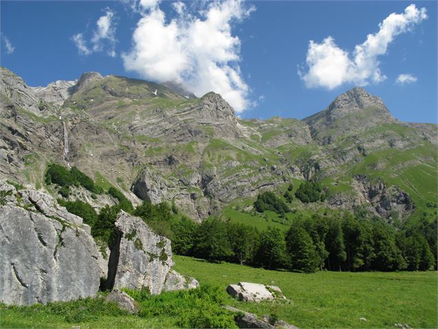 sentier pédestre : la Pierre Fendue depuis Lintre