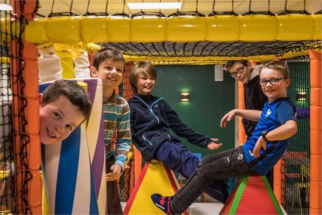 Groupe d'enfants dans les structures d'aventure - La Tête à l'Envers