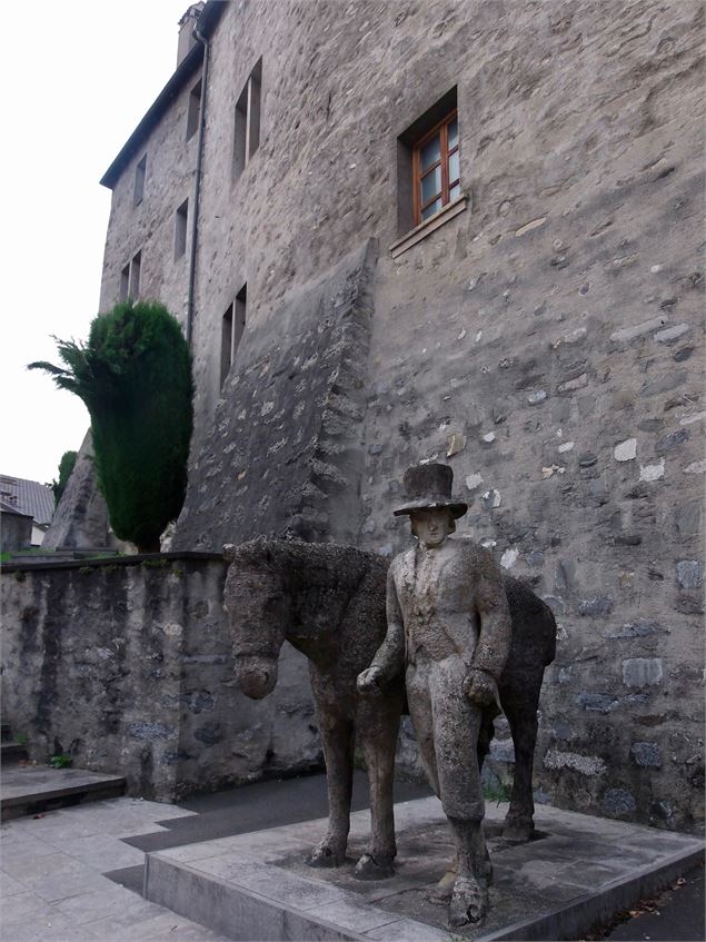 Le Gros-Bellet au pied du Château de Monthey.