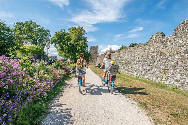 Itinéraire longeant la cité médiévale d'Yvoire - Destination Léman - A. Berge