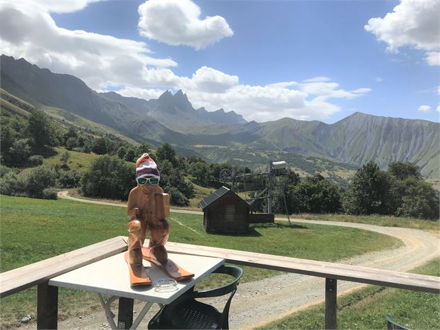 Vue sur les Aiguiolles d'Arves depuis la terrasse du Trapanel - OT Montagnicimes