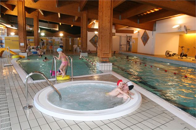 Espace détente de la piscine du Parc de Loisirs des Glières à Val Cenis Lanslevillard - Guy Collinet
