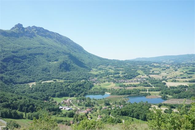 Vue Dent du Chat et Lacs de Chevelu - OT Yenne