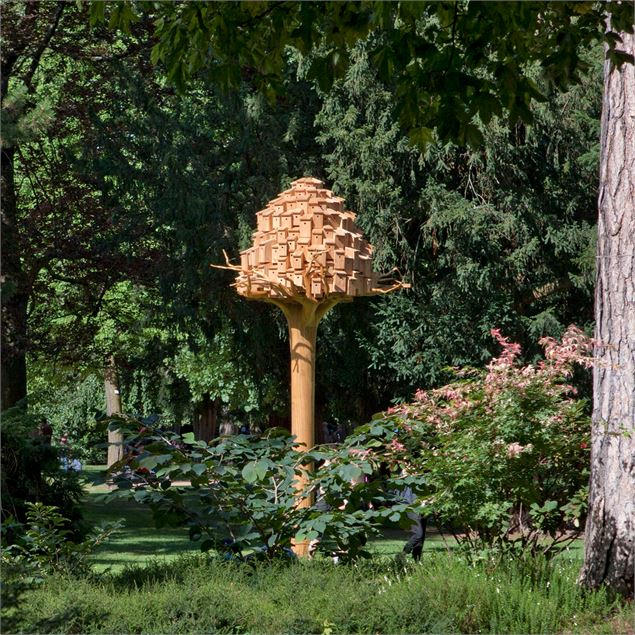 Tronc et souche d'épicea planté dans le parc surmonté d'une sorte de pigeonnier - © William Pestrima