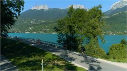 Portion de la voie verte du tour du lac d'Annecy à Doussard - Office de Tourisme des Sources du Lac 