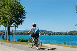 Balade à vélo sur les rives du lac d'Annecy - L'Agence Savoie Mont Blanc