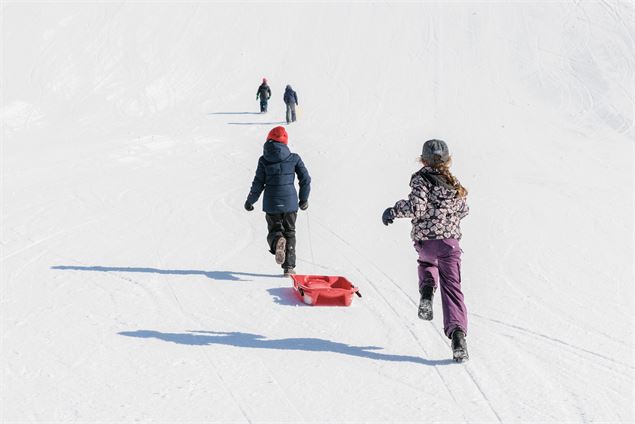 Enfants qui jouent à la luge - Guillaume Grasset