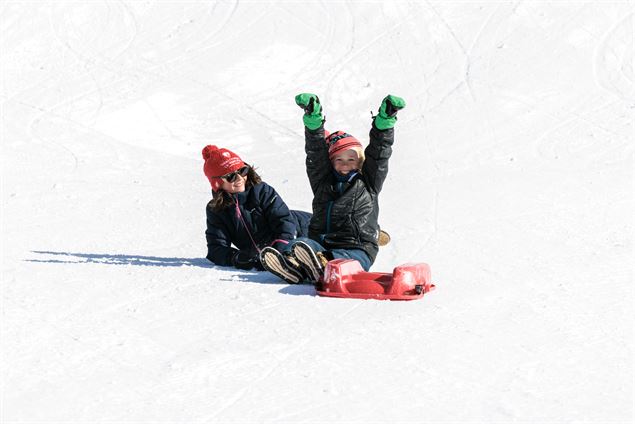 Enfants qui jouent à la luge - Guillaume Grasset