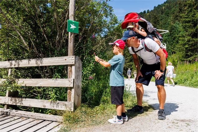 Une famille en train de réaliser l'explor Games - Sylvain Aymoz/Méribel Tourisme
