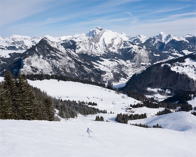 Vue sur les montagnes des Portes du Soleil depuis Abondance - Nicolas Blandin