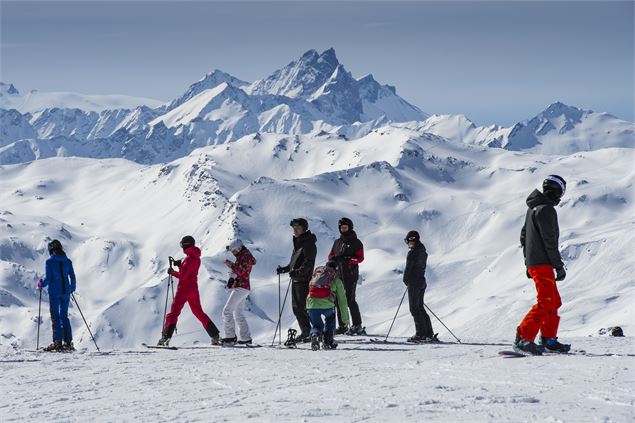 Groupe de skieurs sur le domaine skiable - Lansard