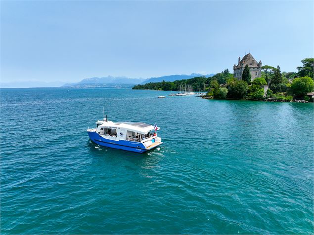 Chateau d'Yvoire et bateau sur le lac vue drone - Destination Léman