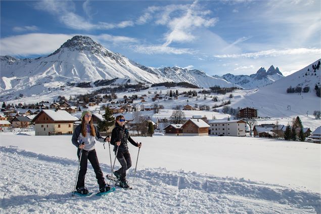 Copines face au village d'Albiez-Montrond - OTICœurdemaurienne