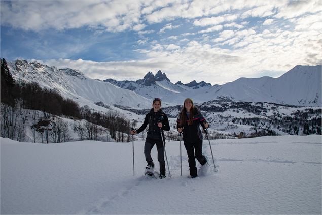 Copines en raquette sur le sentier de la plaigne - OTICœurdemaurienne