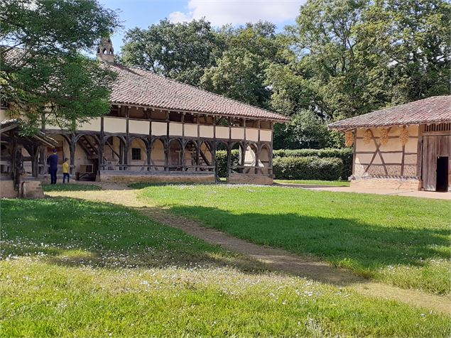 Ferme des Planons, côté cour - Département de l'Ain, Agathe Gaubert