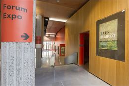 Annecy Forum exposition Bonlieu entrée côté office de tourisme - Ville d'Annecy Pedro studio Photo