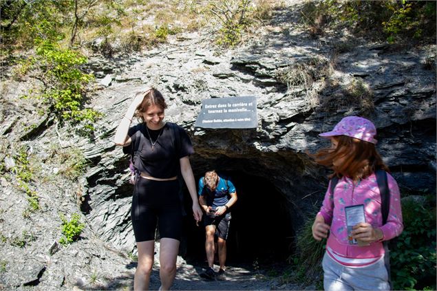 enfants sur le sentier des ardoisiers à la sortie d'une grotte. - OTICœurdemaurienne