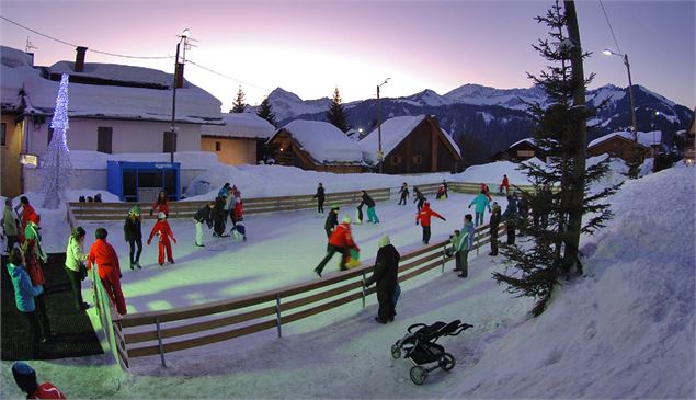 Patinoire à Notre Dame de Bellecombe - Office de Tourisme du Val d'Arly - ©JP Noisillier - nuts.fr